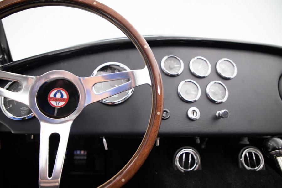 Панель приборов Shelby Cobra by Factory Five 2018 года  (фото 41 из 93)
